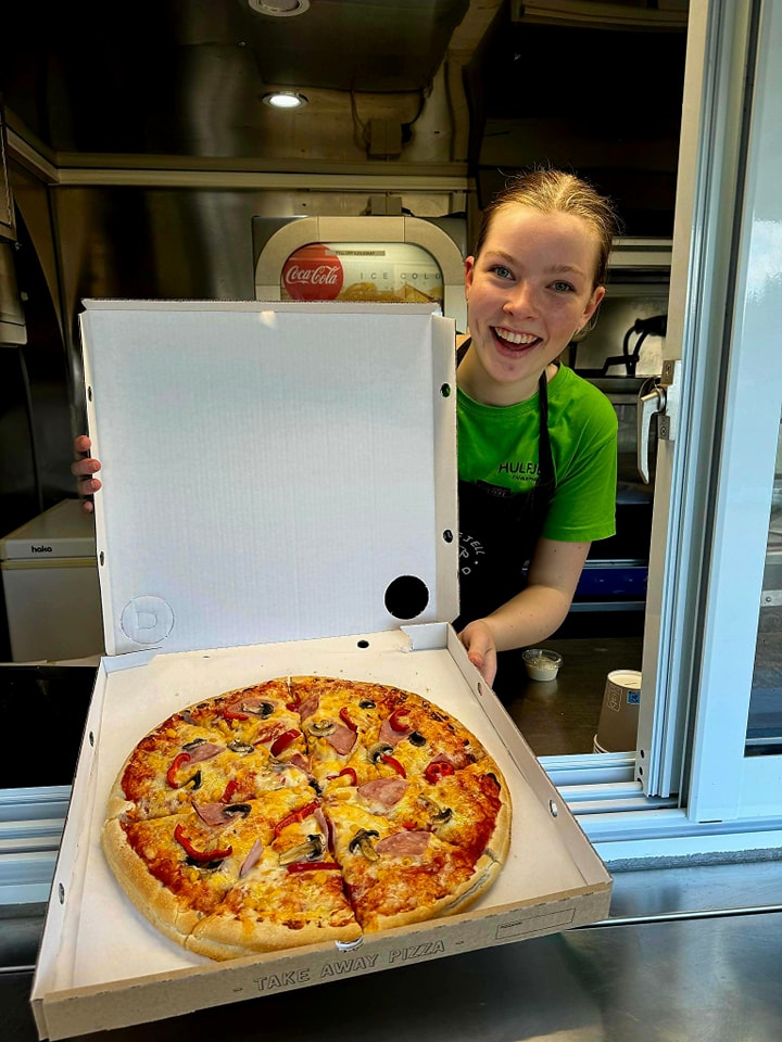 Servering av pizza på Hulfjell